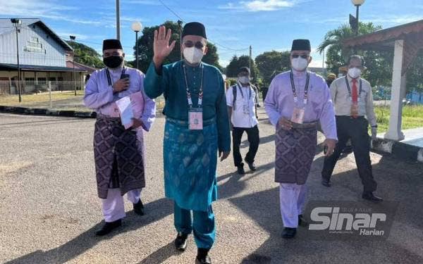 Mohd Rafiq (tengah) antara calon terawal tiba di pusat penamaan calon di sini. - Foto Sinar Harian