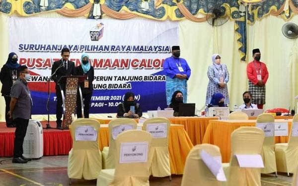Pegawai Pengurus Suruhanjaya Plihan Raya untuk Dewan Undangan Negeri (DUN) N2 Tanjung Bidara mengumumkan tiga pencalonan bagi kerusi DUN tersebut di Bangunan Jawatankuasa Pembangunan dan Penyelarasan Dewan Undangan Negeri (JAPERUN) Tanjung Bidara hari ini. - Foto Bernama