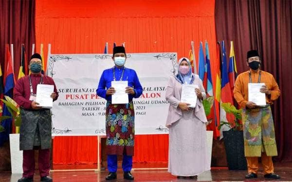 Empat calon Dewan Undangan Negeri Sungai Udang (dari kiri) Dr Mohd Aleef Yusof (Perikatan Nasional), Datuk Seri Mohamad Ali Mohamad (Barisan Nasional), Hasmorni Tamby (Pakatan Harapan) dan Mejar Jeneral (B) Datuk Mohd Zahar Hasim (Bebas) pada sesi penamaan calon di Pusat Penamaan Calon (PPC) Dewan Keris Laksamana Kompleks Penjara Sungai Udang di sini, hari ini. - Foto Bernama