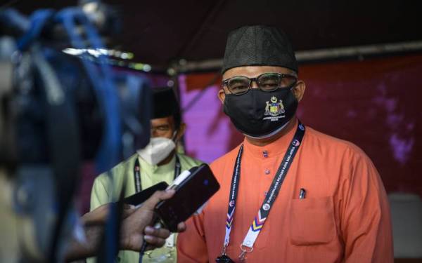 Calon Pakatan Harapan (PH) bagi Dewan Undangan Negeri (DUN) N10 Asahan, Datuk Seri Idris Haron ketika ditemui media di Pusat Penamaan Calon, Dewan Besar Kolej Komuniti Selandar hari ini.
Beliau akan ditentang lima lagi calon iaitu Fairul Nizam Roslan dari Barisan Nasional, Danesh Basil (Perikatan Nasional), dan tiga calon Bebas iaitu Mohd Noor Salleh, Azmar Abdul Hamid dan Mohd Akhir Ayob.
