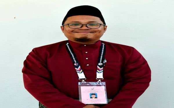 Dr Mohd Aleef Yusof, 35, dari Perikatan Nasional (PN) merupakan antara empat calon yang akan bertanding di Dewan Undangan Negeri (DUN) Sungai Udang pada Pilihan Raya Negeri (PRN) Melaka, 20 Nov ini.
Kerusi DUN Sungai Udang menyaksikan pertembungan empat penjuru antara Barisan Nasional (BN), PN, Pakatan Harapan dan Bebas.