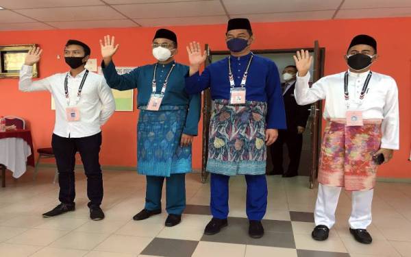 Empat calon bagi Dewan Undangan Negeri (DUN) Telok Mas (dari kiri) Muhammad Ariff Adly Mohammad dari Bebas, Datuk Mohd Rafiq Naizamohideen (Perikatan Nasional), Datuk Abdul Razak Abdul Rahman (Barisan Nasional) dan Datuk Ashraf Mukhlis Minghat (Pakatan Harapan) selepas proses penamaan calon pada Pilihan Raya Negeri Melaka di Pusat Penamaan Calon, Kompleks Komuniti Desa (KKD) DUN Telok Mas, di sini hari ini.  