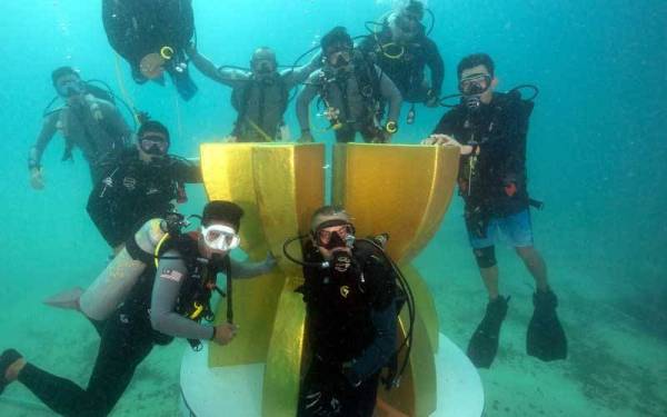 Para penyelam bergambar berlatarkan monumen simbol negara-negara ASEAN pada perasmian 1st ASEAN Underwater Mini Landmark (AUMiL) di Pulau Bidong yang disempurnakan oleh Menteri Pelancongan, Seni dan Budaya Datuk Seri Nancy Shukri hari ini.