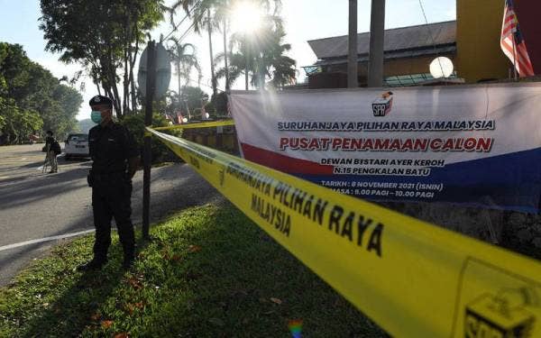 Anggota polis berkawal di hadapan Pusat Penamaan Calon di Dewan Bestari Ayer Keroh pada Isnin. - Foto Bernama 