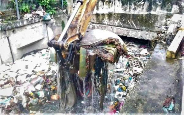 Kerja pembersihan di Anak Sungai Udang yang dipenuhi sampah. - Foto FB Asal Gombak