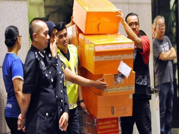 Antara beg berjenama yang dirampas di kediaman bekas Perdana Menteri. - Gambar fail
