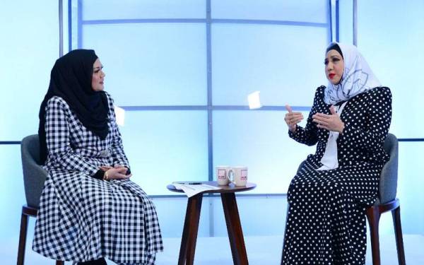 Noraniza (kanan) bersama Hazlin (kiri) ketika dalam program Mak Untuk Malaysia (MUM): Biduanita Irama Malaysia yang disiarkan secara langsung pada Isnin.