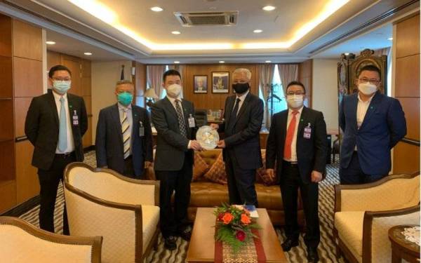 Ismail Sabri (tiga dari kanan) menyampaikan cenderamata kepada Yuan Zhilun selepas mendengar laporan cadangan pelaburan dan pembinaan Bosai Group di Malaysia pada Isnin.