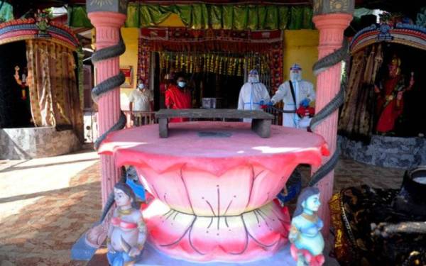 Individu atau keluarga yang belum divaksin dilarang sama sekali memasuki rumah ibadat kecuali kanak-kanak berusia 12 ke bawah ibu bapa telah lengkap divaksin. - Foto fail/Bernama