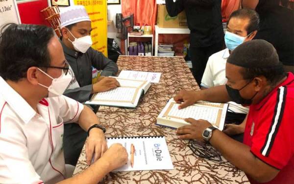 Tian Chuan (kanan) bersama rakannya belajar mengaji al-Quran dengan Pengasas BeDaie, Muhammad Amar Mirza Abd Kadir Jailani (dua, kiri) dan Pengerusi Macma Kelantan, Dr Johari Yap (kiri). - FOTO SINAR HARIAN