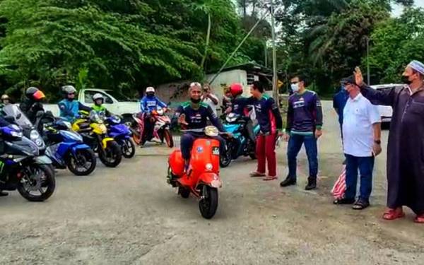 Nor Azmi (dua dari kanan) menyempurnakan pelepasan peserta konvoi Kembara Ziarah Kasih 10.0 anjuran Masjid Al Wosto Kampung Tanjung Besar, Temerloh pada Sabtu.