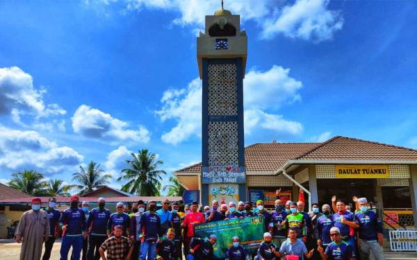 Peserta konvoi Kembara Ziarah Kasih 10.0 bergambar kenangan di hadapan Masjid Jamek Kuala Medang.