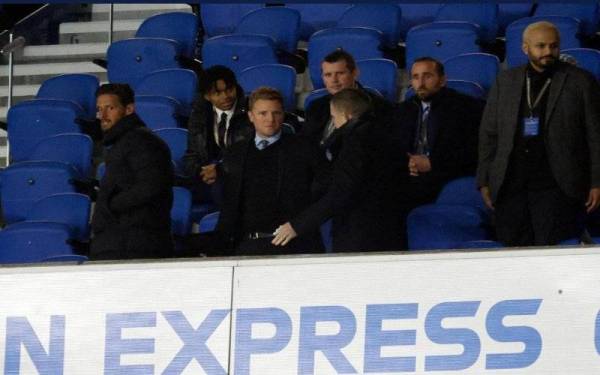 Howe (tengah) ketika menyaksikan perlawanan Liga Perdana Inggeris antara Newcastle United menentang Brighton di Stadium Amex, baru-baru ini.
