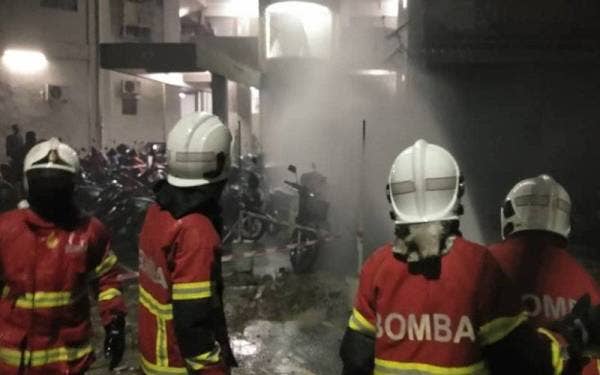 Anggota bomba tiba di lokasi kejadian dan bergegas memadamkan api yang memusnahkan keseluruhan 13 buah motosikal dalam kejadian awal pagi Selasa.