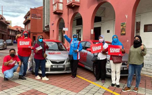  Rasuah Busters crew spreading anti-corruption messages to the candidates, supporters and voters in Melaka. 