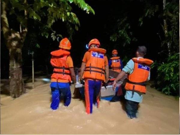 Mangsa banjir di dua buah negeri mencatatkan 536 orang daripada 145 buah keluarga setakat 11 malam tadi.(Gambar hiasan). - Foto Awani