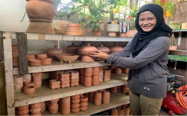 Nur Syazwani tidak bosan belajar pola keramik baru