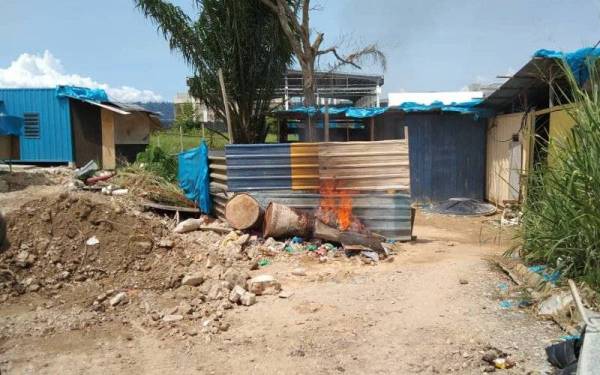 Premis tapak binaan dikompaun RM2,000 kerana melakukan pembakaran secara terbuka.