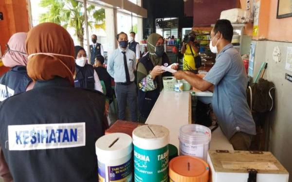 Dr Nor Azimi bersama pegawainya melakukan pemeriksaan ke atas sebuah kedai makan pada Operasi Penguatkuasaan Bersepadu Akta 342 dan PPKHT 2004 sekitar Indera Mahkota, di sini pada Selasa.