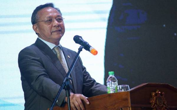 Hasni ketika berucap pada Majlis Anugerah Hari Guru Peringkat Negeri Johor di Hotel Holiday Villa di sini pada Isnin