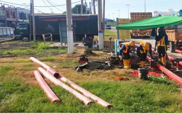 Kerja-kerja baik pulih giat dilaksanakan oleh TNB berhubung gangguan bekalan elektrik di Taman Sri Putra dan Taman Mulia, di sini.