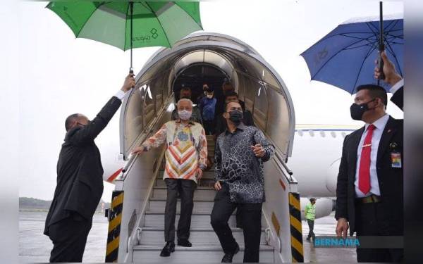 Ismail Sabri Yaakob tiba di Jakarta pada Selasa untuk memulakan lawatan rasmi tiga hari ke Indonesia atas undangan Presiden Joko Widodo. - Foto Bernama
