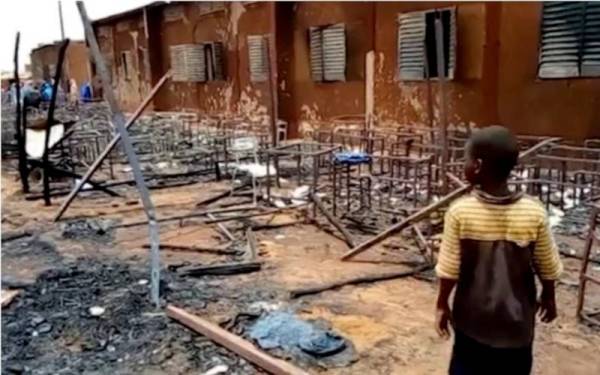 Sekurang-kurangnya 26 kanak-kanak terbunuh dalam kebakaran di sebuah sekolah di selatan Niger pada Isnin. - Foto AP
