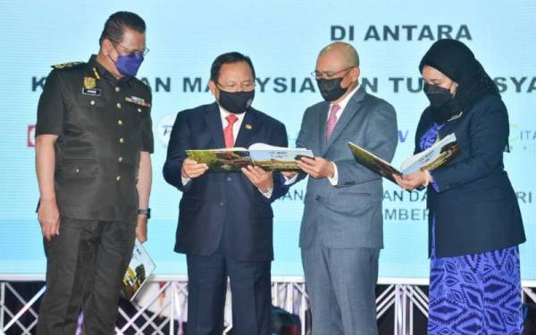 Menteri Pertanian dan Industri Makanan, Datuk Seri Dr Ronald Kiandee (dua dari kanan) melihat Buku Koleksi SMART SBB semasa Majlis Menandatangani Memorandum Persefahaman (MoU) Program Smart SBB.
