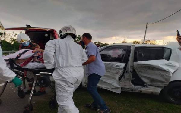 Hee Sem membantu mengusung mangsa kemalangan di Jalan Lesung Batu, Alor Gajah untuk dihantar ke hospital bagi mendapatkan rawatan.