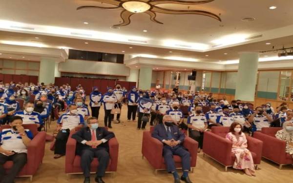 Noh (tengah) merasmikan mesyuarat perwakilan tahunan Perkobf di Hotel Grand Barakah pada Selasa.