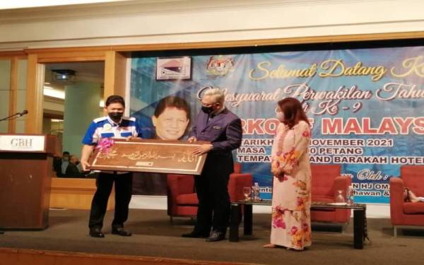 Noh (tengah) merasmikan mesyuarat perwakilan tahunan Perkobf di Hotel Grand Barakah pada Selasa.