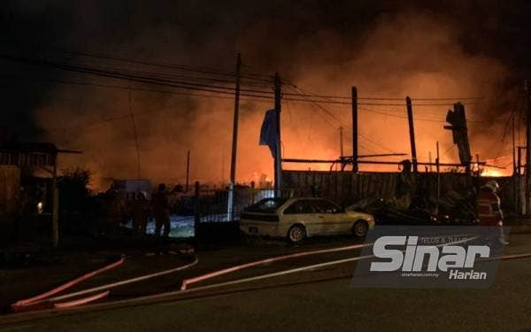 Empat buah rumah kedai dan 10 rumah kediaman musnah dalam kebakaran di Jalan Sultanah Zainab, Kota Bharu pada malam Selasa.