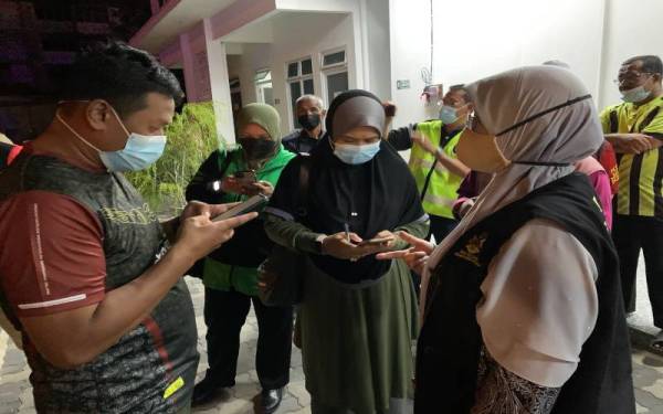 Mumtaz (kanan) sedang mendapatkan maklumat lengkap mengenai kejadian berkenaan di lokasi tersebut.