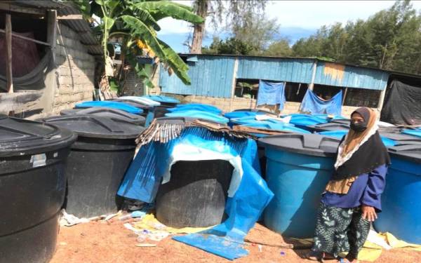 Pengusaha budu kampung, Halimah Mat Nawi, 67, menunjukkan tong plastik yang digunakan untuk proses perap ikan bilis dan garam bagi menghasilkan budu.