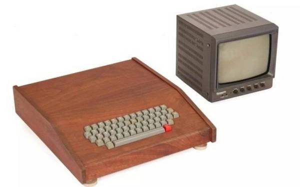 Komputer Apple-1 buatan mendiang Steve Jobs dan Steve Wozniak dilelong di California pada Selasa.
- Foto John Moran Auctioneers