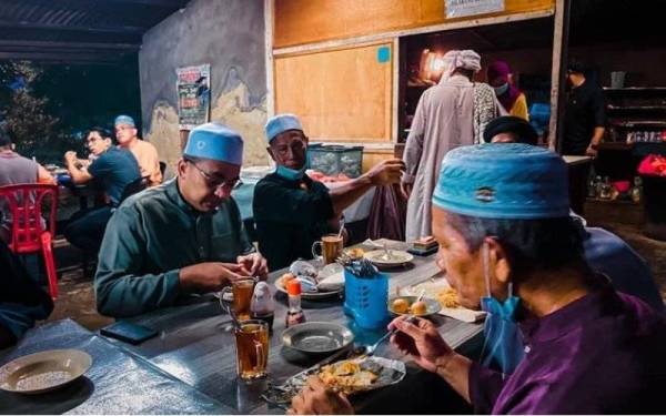 Mohd Rafiq memuat naik gambar beliau sedang bersarapan pagi di kedai selepas solat Subuh pada Rabu.