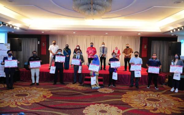 Empat dari kiri: Loy Sian, Wan Abdul Latiff dan Nor Aziah bersama para pemenang di Hotel Glenmarie & Golf Resort, Shah Alam pada Selasa. - Foto Bernama