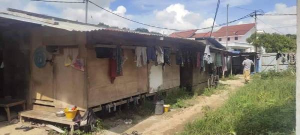 Keadaan sebuah rumah kongsi yang dikesan dibina dalam keadaan tidak selamat.