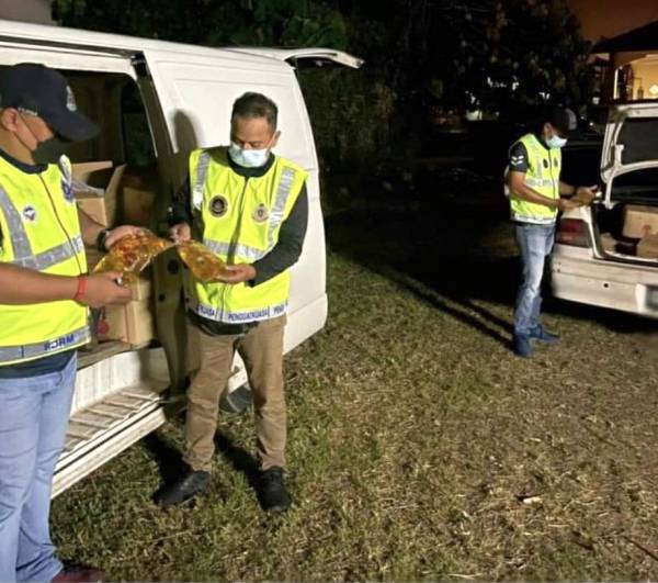 Penguatkuasa dari Kementerian Perdangangan Dalam Negeri dan Hal Ehwal Pengguna (KPDNHEP) Kelantan menunjukkan minyak masak paket yang cuba diseludup ke negara jiran di Pasir Mas.