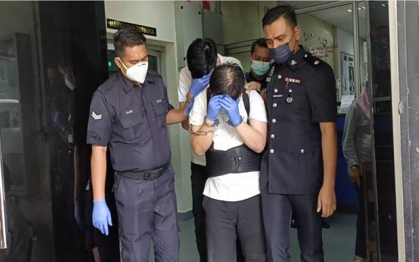 Chee Sing (depan, tengah) mengaku salah melakukan ugutan jenayah di Mahkamah Majistret Kulai, pada Rabu.