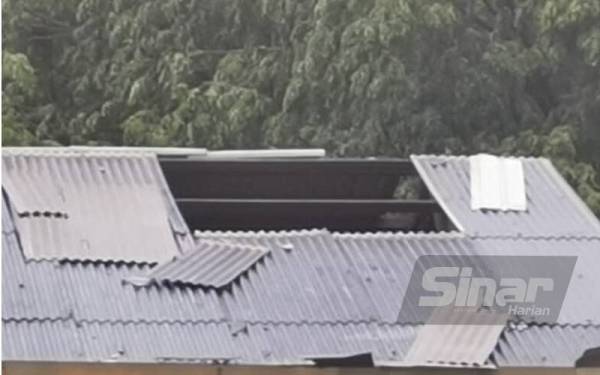 Kerosakan pada bumbung salah sebuah bangunan di SK Shah Alam.