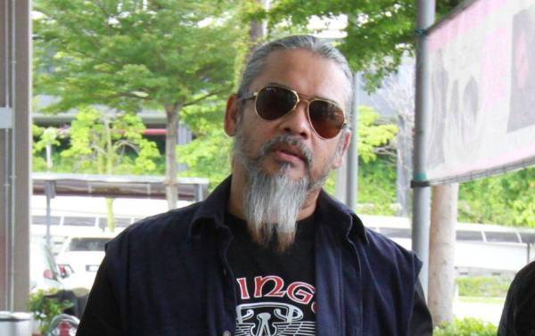 Actor and singer Datuk Ahmad Azhar Osman or better known as Awie is to pay RM80,000 in damages to his former wife Rozana Misbun for assaulting her.