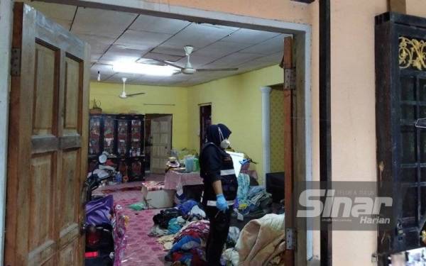 Anggota forensik Polis Diraja Malaysia melakukan siasatan di rumah mangsa dekat Kampung Batu 5 Jalan Jeniang-Gurun, Kedah.