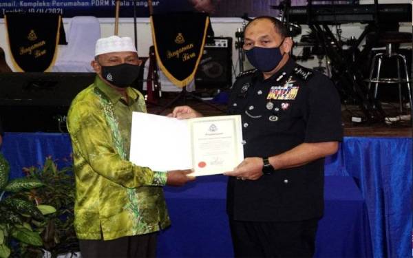 Mior Faridalathrash (kanan) menyampaikan sijil penghargaan Mohd Nasir Ahmad Kamal pada Majlis Meraikan Persaraan pegawai, anggota dan kakitangan awam Ibu Pejabat Polis Kontinjen Perak di Kuala Kangsar.