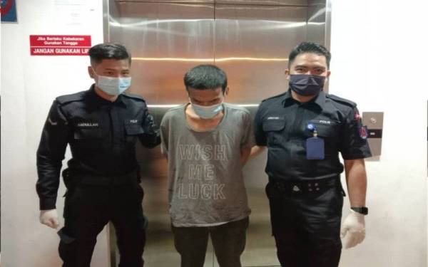 Tertuduh, Mohd Firdaus Che Lahdipenjara enam tahun mengaku salah tetak bapa kandung dengan parang.