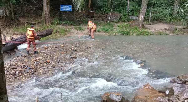 Anggota bomba sedang menjalankan tinjauan di lokasi kepala air di Hutan Lipur Bukit Wang untuk memastikan tahap keselamatan di kawasan terbabit.