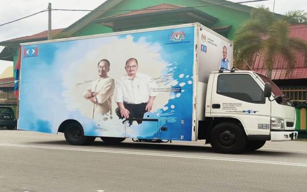 Lori memaparkan gambar Shamsul Iskandar dan Anwar Ibrahim yang melalui jalan berdekatan Taman Cheng Perdana, Melaka pada Rabu.