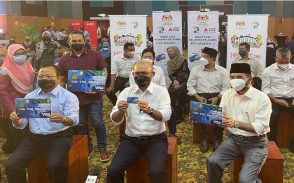 Ronald (tengah) pada sidang media selepas Pelancaran Majlis Pra-Pelancaran Smart Card Keluarga Peladang dan Countdown Hari Peladang Penternak dan Nelayan Kebangsaan (HPPNK 2021).