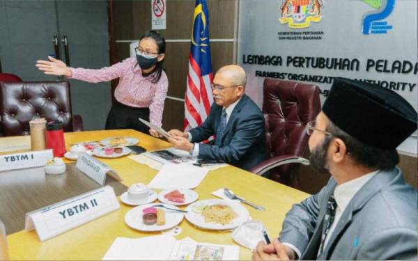 Ronald (tengah) ketika bersama pada majlis pelancaran laman mikro MAFI pada Rabu.