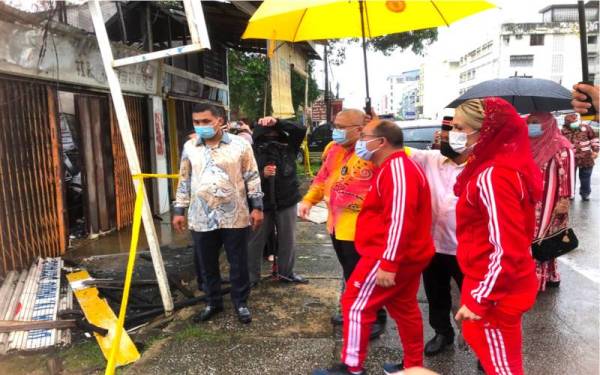Pasangan Diraja, Tengku Mahkota Kelantan, Dr Tengku Muhammad Fa-iz Petra (dua, kanan) dan isteri, Cik Puan Sofie Louise Johansson (kanan) melawat ke tapak kebakaran di Jalan Gajah Mati, Kota Bharu pada Rabu.